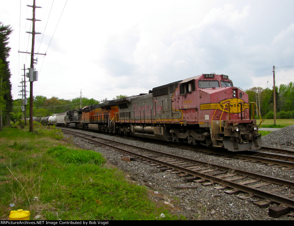 BNSF 880 and 6685